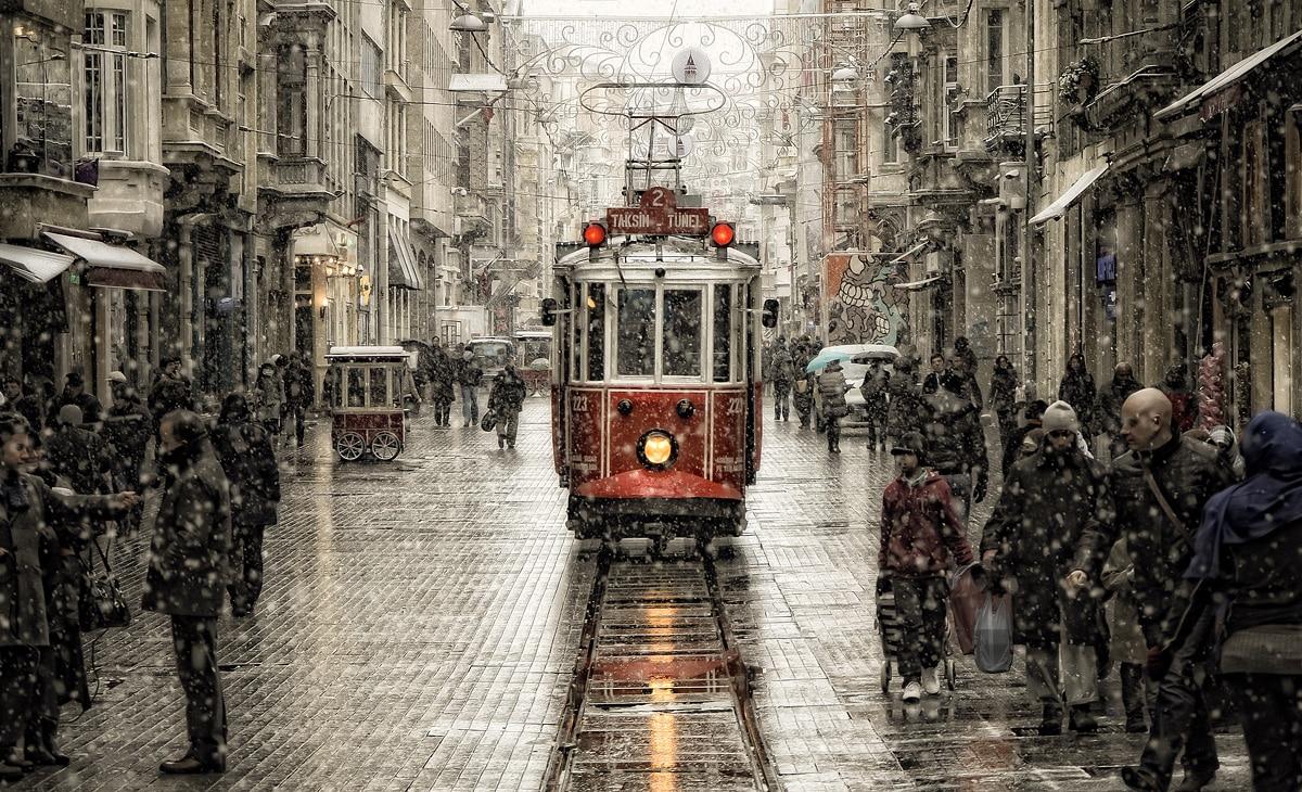 Öncesi ve Sonrasıyla bir İstiklal Caddesi Fotoğrafı kapak görseli